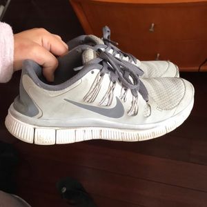 GREY NIKE FREE RUNS